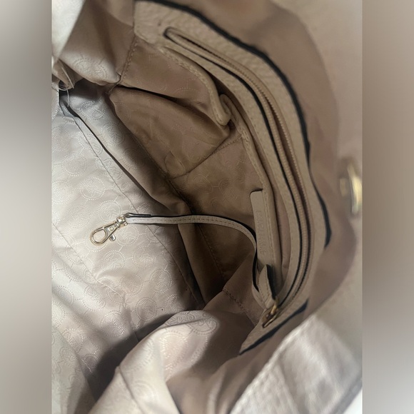 Michael Kors crossbody with adjustable shoulder strap purse - Picture 16 of 16